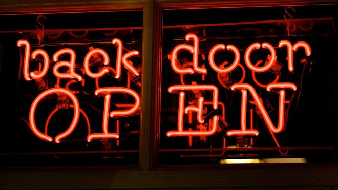 Neonlys som viser teksten "backdoor open".