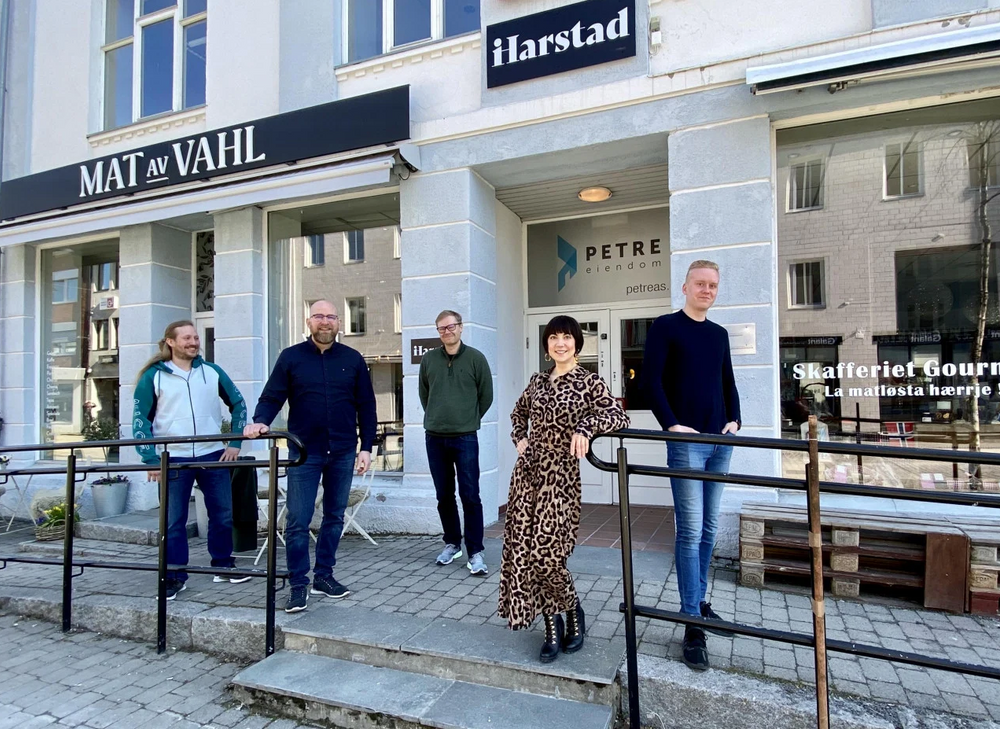 Her er noen av de som jobber hos iHarstad. Fra venstre: Simen Loholt, Morten I. Jensen, Lars Richard Olsen, Elin Astrid Gjøvik Glad og Erlend Andreassen.