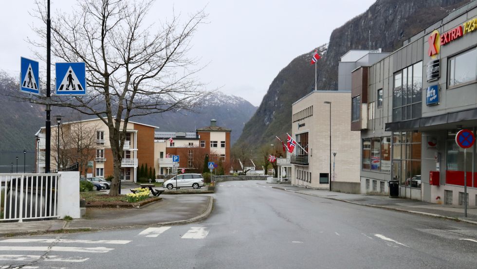 TOMT: Flagga var på plass, men det var lite folk å sjå i gatene i Høyanger fredag føremiddag. Normalt sett kjem det tog opp Storgata.