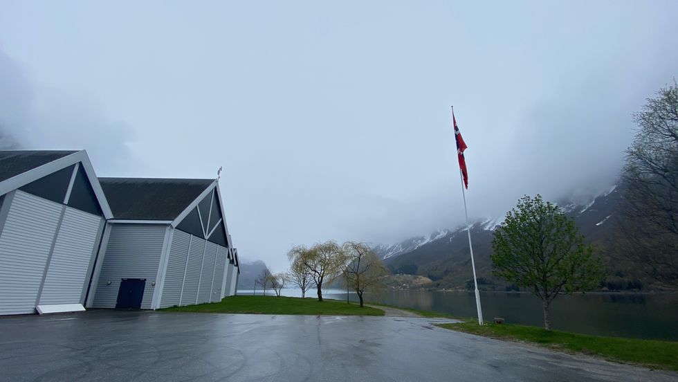 1. MAI: Flaggheising ved Fjordstova på Skjolden er tradisjon kvar 1. mai i Luster.