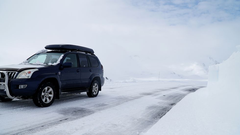 SOGNEFJELLSVEGEN: Fleire bilar passerar no over fjellet på 1400 meters høgde.