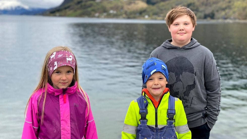 DUGNADSGJENG: Eira Hov Hauge, Odin Hov Hauge, og Didrik Hauge på Skjolden.