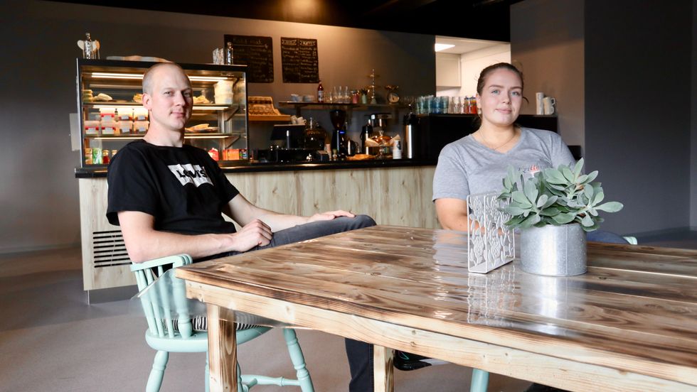 OPNING: James Palmer og Kristine Brekke Brosvik har opna opp Kritthuset kafé og catering på Hosteland.