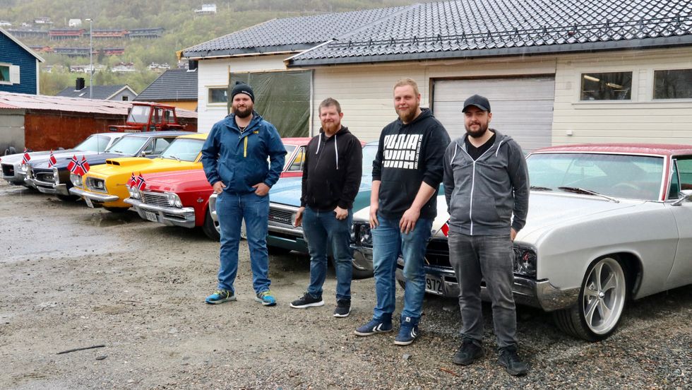 KLARE: Høyanger Amcar-klubb er klare til årets sesong. Her har dei pynta bilane med norske flagg i høve 1. mai. Frå venstre: Bjørn Michael Gillow, Tony Østerbø Marifjæren, Dan Robin Systad Fludal og Dag Are Systad Fludal