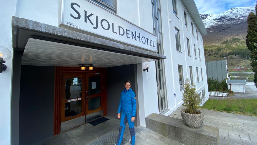 SKJOLDEN HOTEL: Siri Dalehaug frå Stavanger, og mannen Aslak Dalehaug frå Luster, kjøpte Skjolden Hotel i 2015. No såg dei fram til den femte sesongen ved hotellet.