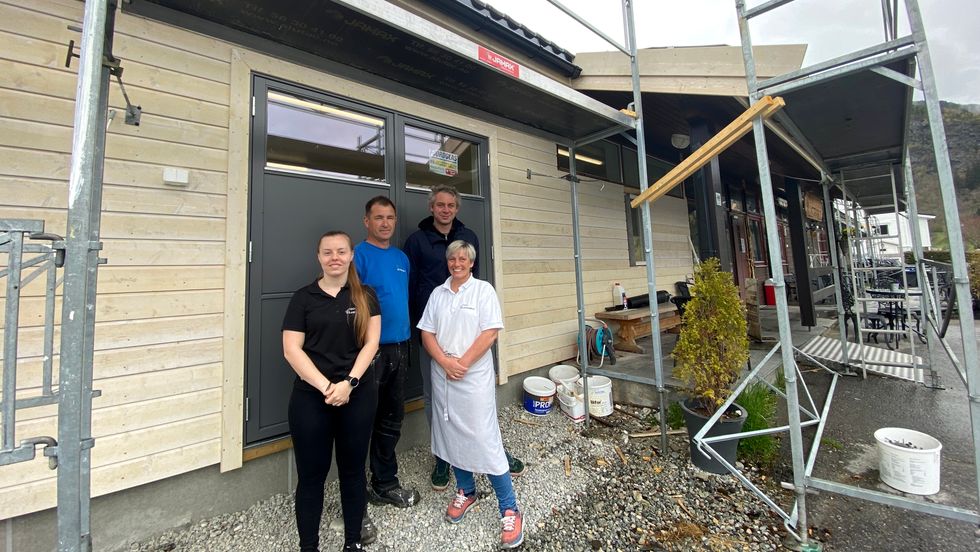 UTVIDAR: Gjengen på Lustrabui utvidar bakeriet i Luster med ny kjøl, frys, og større kjøken. Frå venstre: Kristina Kvalsvik, Geir Atle Fredheim, Lukasz Sajan, og Eva Irene Nyløy.