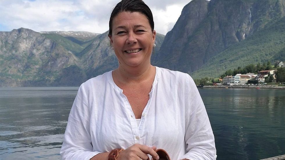 GRUNN TIL Å SMILA: Engasjementet for Aurlandsskoen vart vekt då dei usikre framtidsutsiktene vart tema i nasjonale media. Dagleg leiar Mette Bakketun fortel at bestillingane tikkar inn.
