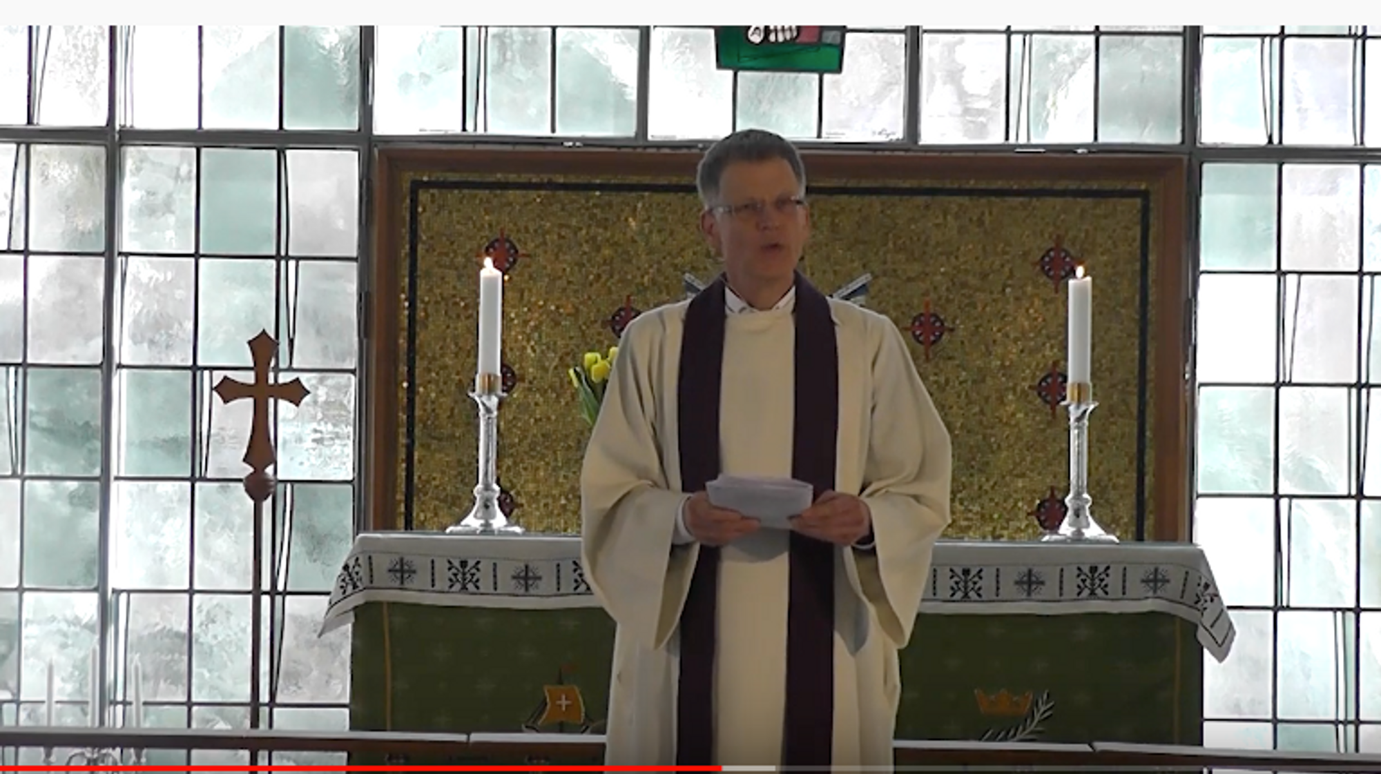 DIGITALT: Høyanger kyrkje føler dei når fleire med å ha gudstenesta digitalt. Her frå ei gudsteneste lagt ut på Youtube.