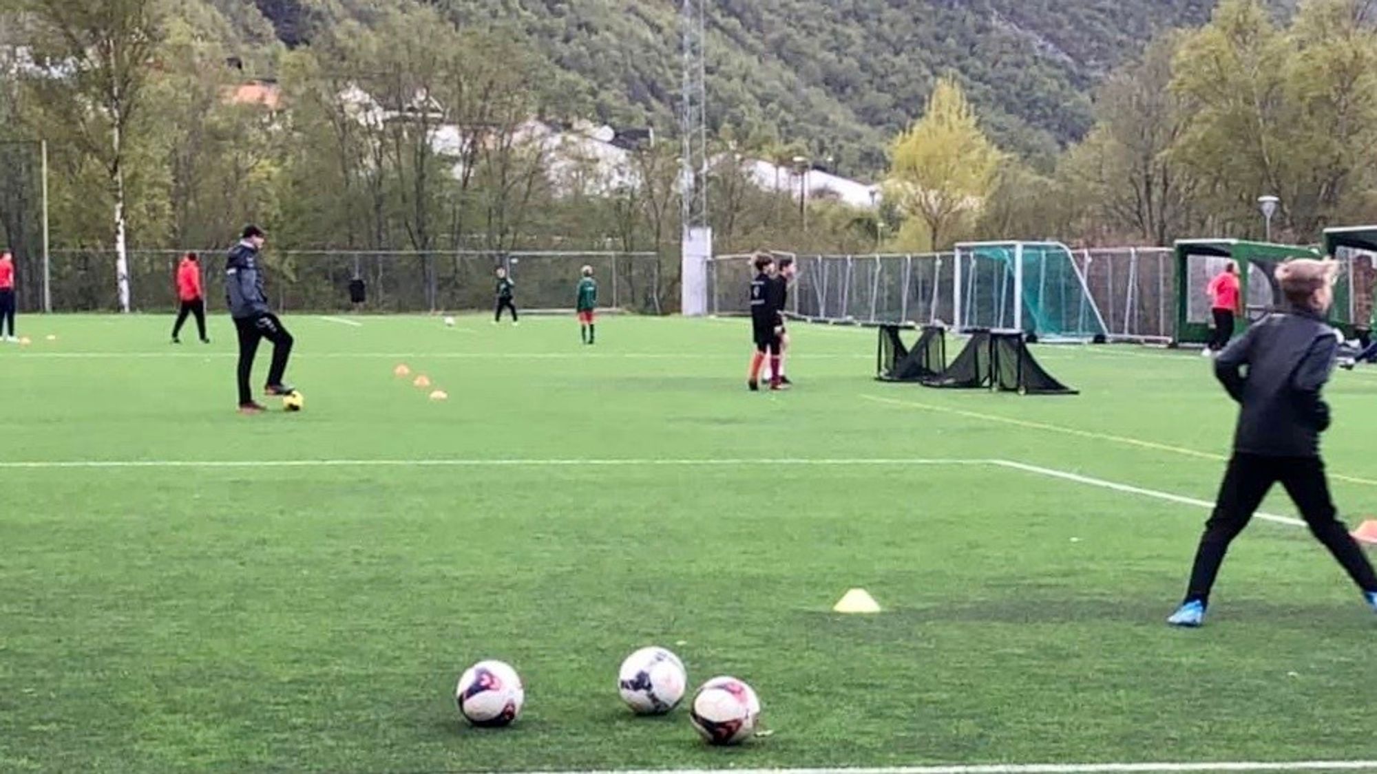 UVANT SYN: 13- og 14-åringane til Jotun var flinke til å følga instruksane, mellom anna om å halda minst to meters avstand.