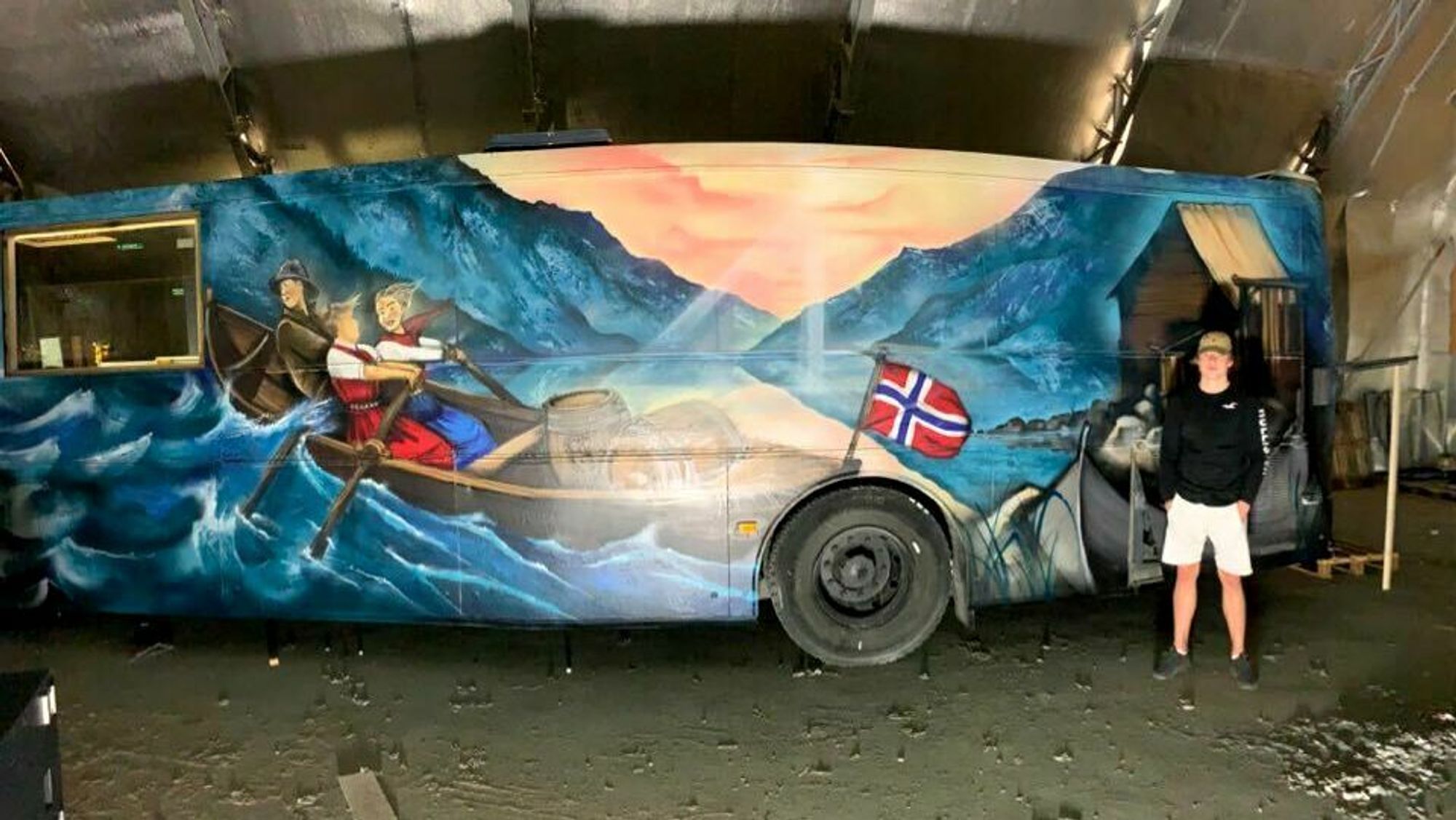 RUSSEBUSS: Herman Hovland frå Luster er russ, og står i bresjen for Sogndal sin første russebuss.