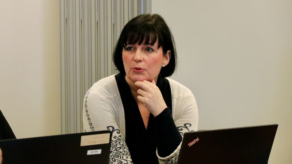 FØREBUDD: Kommunedirektør Reidun Halland har måtte svare på mange førespurnader om koronasituasjonen og kommunen har førebudd seg på at det skulle kome smitte. Framleis er ingen smitta i kommunen.