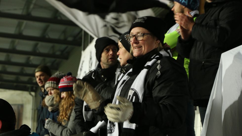 NY LEIAR: Tonje Norheim Tangerud tek over for Cecilie Thaule Løvlid som leiar i Sogndal idrettslag. Her står ho på tribuna med Saftkokarane, ein av tilhengarklubbane til Sogndal Fotball.