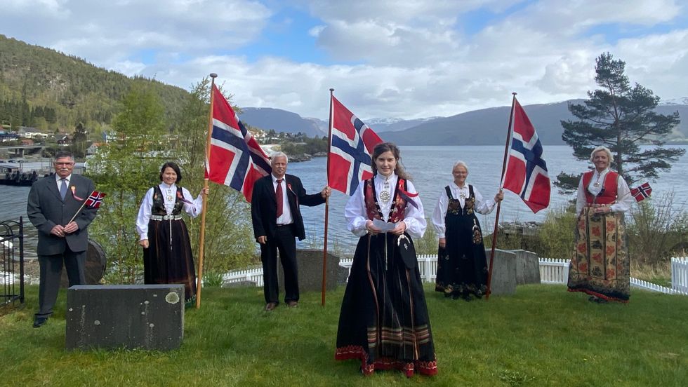 BUNAD OG FLAGG: Lavik er ei av bygdene det er filma frå der lokalbefolkninga har stilt med både bunad og flagg for å skape den rette 17. mai-stemninga digitalt.