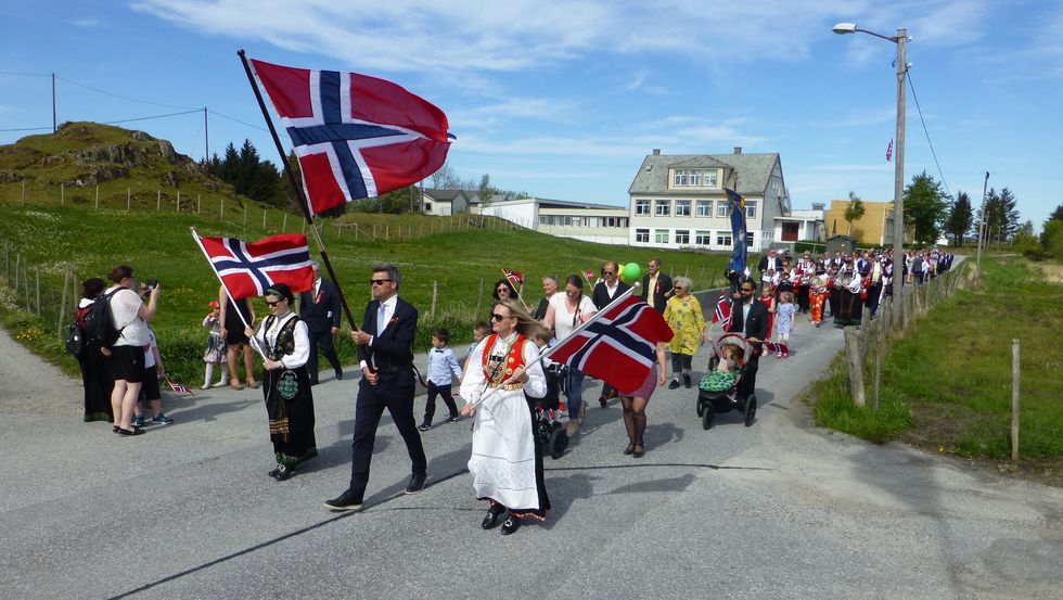 TRADISJONELL: Slik ser ei tradisjonell 17. mai-feiring ut på Byrknesøy. I år vert den litt annleis, med blant anna bilkortesje i staden for tog.