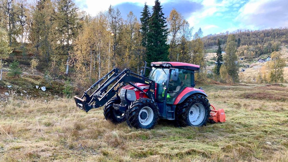 TRENG LÅN: Skisenteret treng hjelp for å kunna gjennomføra dei planlagde utviklingsprosjekta i år. Her frå ein ryddedugnad i langrennsløypene i fjor haust.