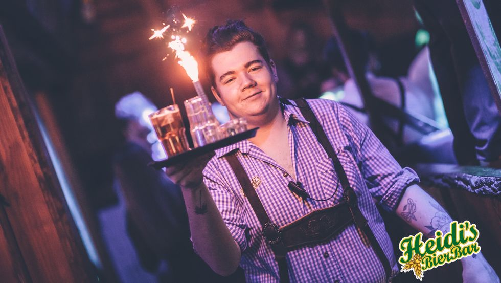 OKTOBERFEST: Robert Søhoel på jobb på Heidi's i oktoberkostymet sitt.