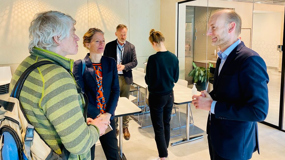 Direktør Knut Olav Åmås i Fritt Ord i samtale med NHST-konsernsjef Hege Yli Melhus Ask og styremedlem Bjørn Smith-Simonsen. Her fra etter generalforsamlingen i Morgenbladet 15. mai 2020.