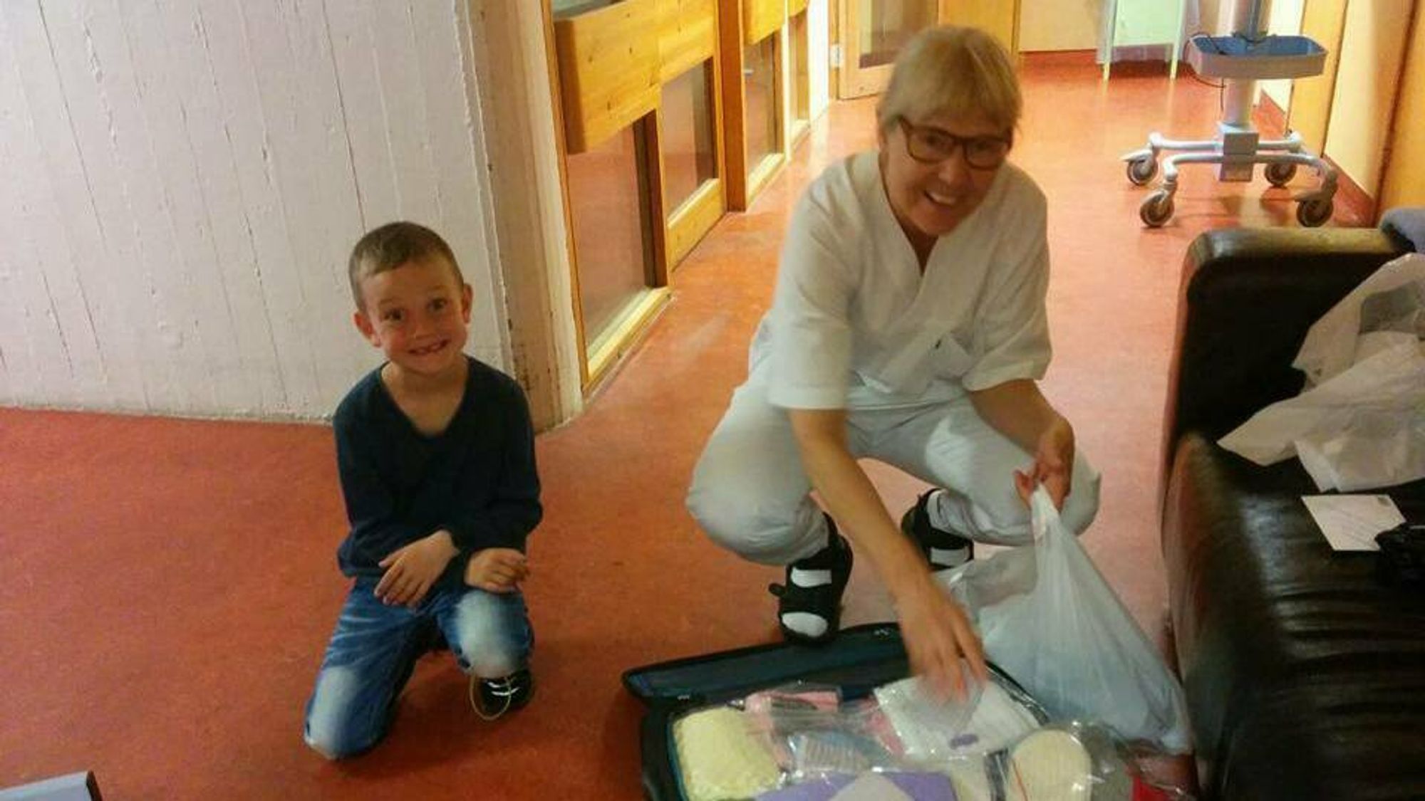 STRIKKAR SMÅ SOKKAR: Oliver vart født prematurt i 2009. I dag strikkar mammaen Erna Eide Lægreid og ein gjeng frå Årdal klede til intensivavdelinga på Haukeland sjukehus. Oliver har sjølv vore med å levert klede, her avbilda med ein sjukepleiar i Bergen.