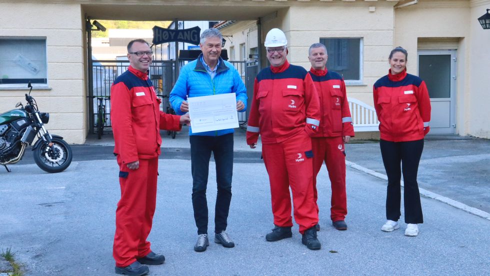 GLAD: Ordførar i Høyanger, Petter Sortland (Ap), takka for pengane Hydro gjev til tiltak for å hjelpe frivillige lag og organisasjonar lokalt. Frå venstre: Fabrikksjef Arne Martin Kjærland, ordførar Petter Sortland, hovudtillitsvald Lars Kjetil Skeie, Johnny Manseth og Laila Hovland.
