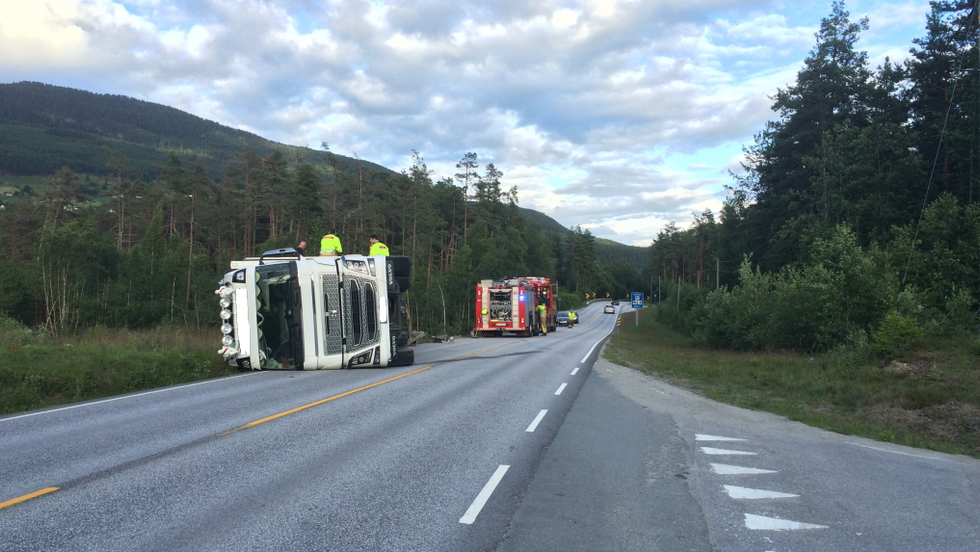 BREIARE: Vegen mellom Shell og Vesterland på Kaupanger skal bli breiare. I 2016 velta ein trailer på strekninga.
