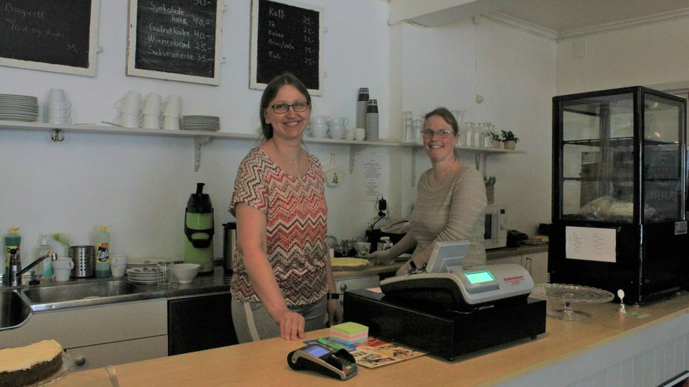 MANGE KOM PÅ OPNING: Berit Karin Solsvik Supphellen og Vivian Fodnes hadde litt og kvart å gjera på på opningsdagen, då det kom både bygdefolk, hyttefolk og turistar.