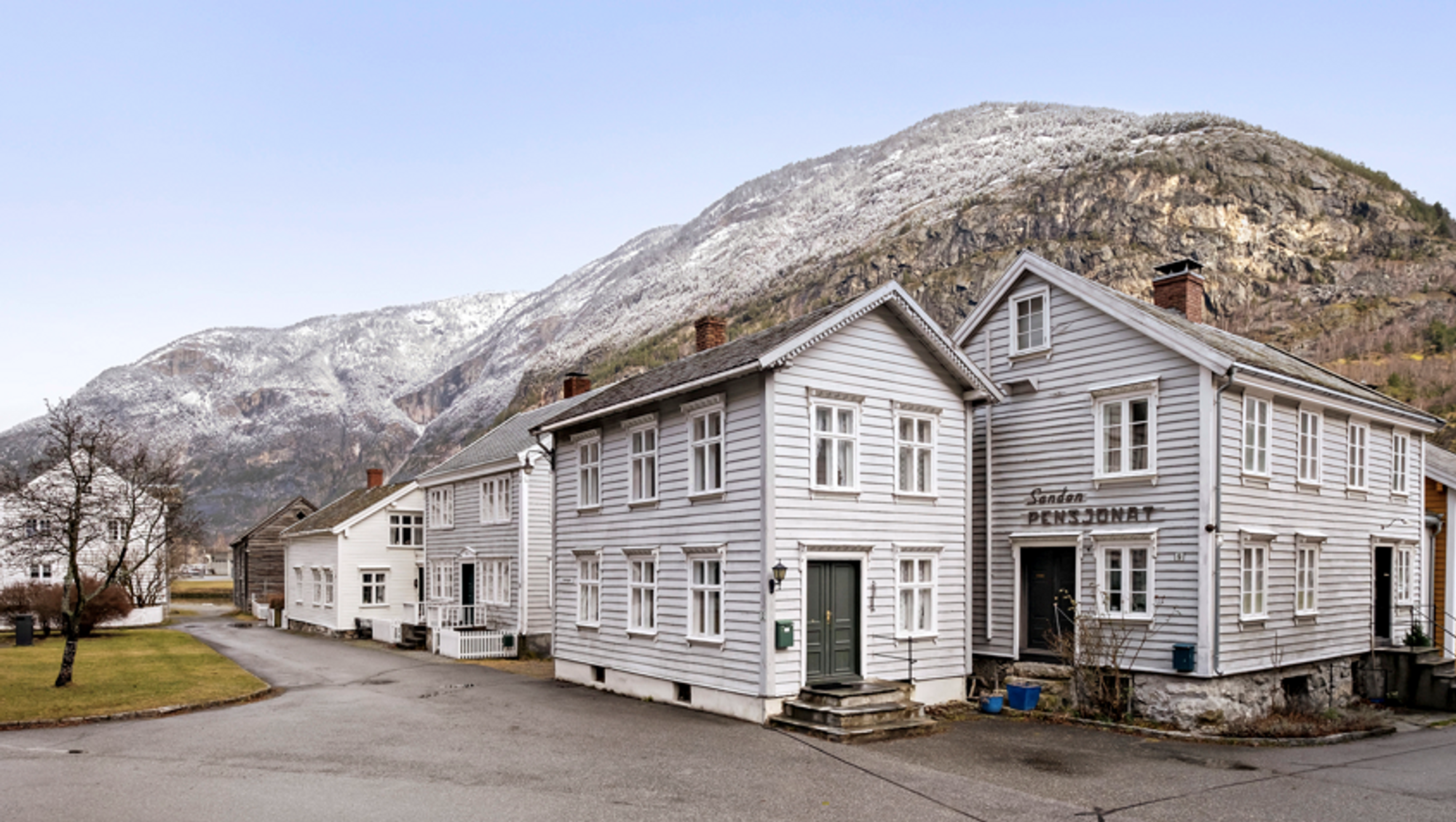 VERNA BEBYGGELSE: Huset ligg like ved inngangen til gågata på Gamle Lærdalsøyri.