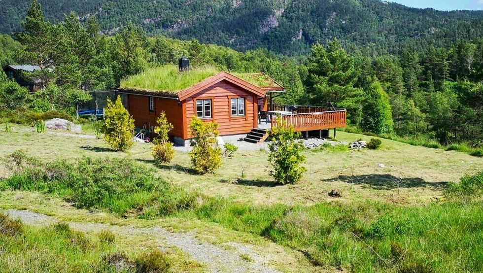 DALSØYRA: Fritidsbustaden har eit p-areal på 52 kvadratmeter og inneheld stove, kjøken, to soverom, bad og toalettrom.