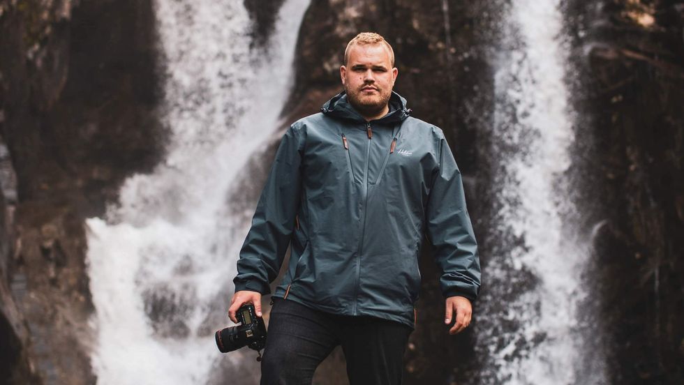 I SOGN: Sunnfjordingen Jostein Vedvik trivest i Sogn. Her i ein foss på sørsida av Lustrafjorden.