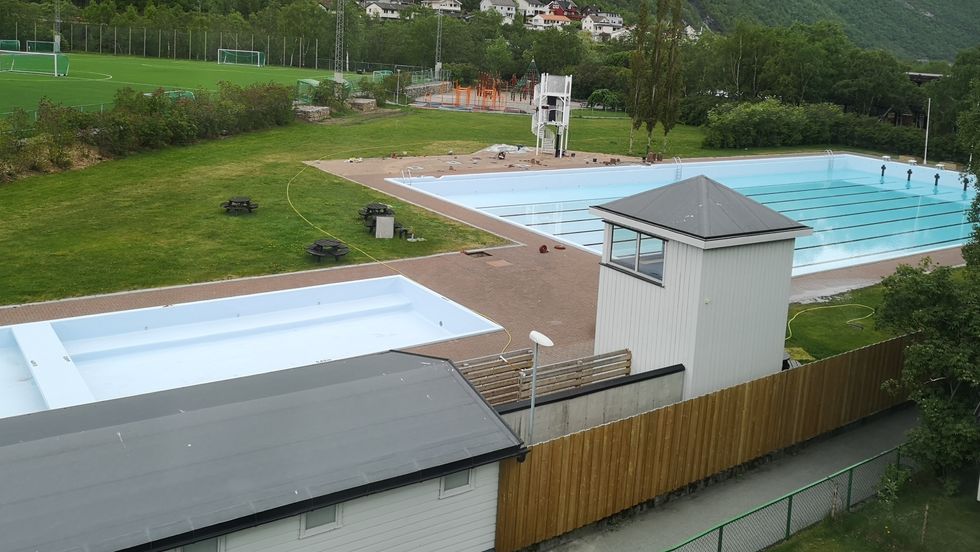 FØREBUINGAR: Kommunen har byrja å førebu sesongopning i utebassenga, sjølv om dei enno ikkje har fått grønt lys frå regjeringa.