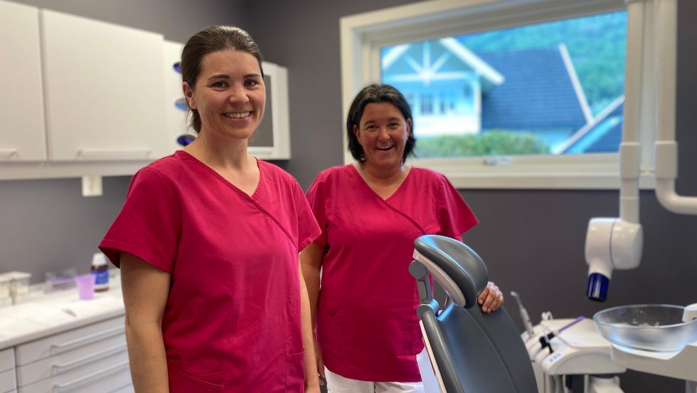 LUSTER TANNKLINIKK: Anne Lene Sygna Halleråker og Monica Beate Svendsøy.