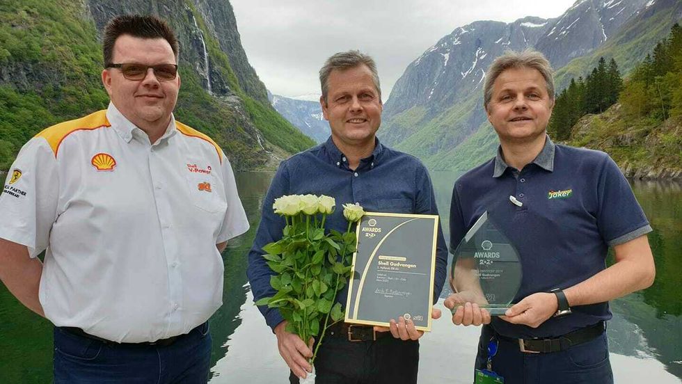 FEKK PRIS: Shell og Joker Gudvangen fekk pris for årets drivstoffstasjon i Shell 2019.