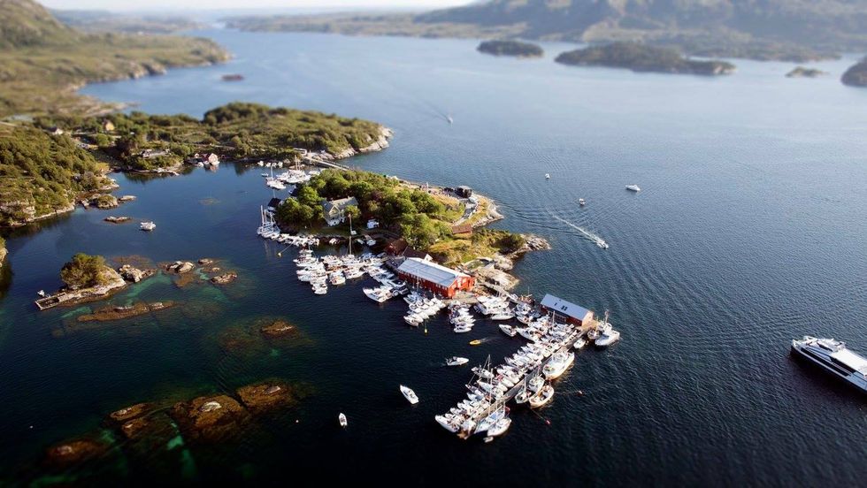 «Sail-in»: Det vert kanskje ikkje like tett mellom båtane som her, men i helga kan du få med deg to festspill-konsertar frå båten på Skjerjehamn i havgapet i Gulen.