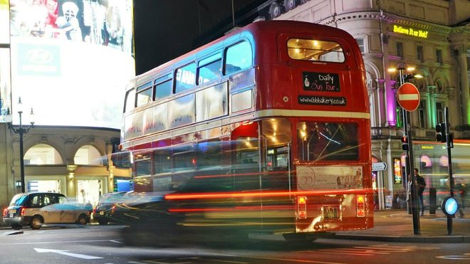 Kveldstemning ved Piccadilly Circus i London.