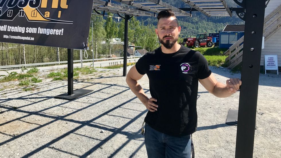 SKUFFA: Dagleg leiar Kristoffer Brekke står ved apparatet dei har sett opp ute medan treningssenteret er stengd. Han er skuffa over at dei ikkje får koronakompensasjon på grunn av eit lønskriterium.