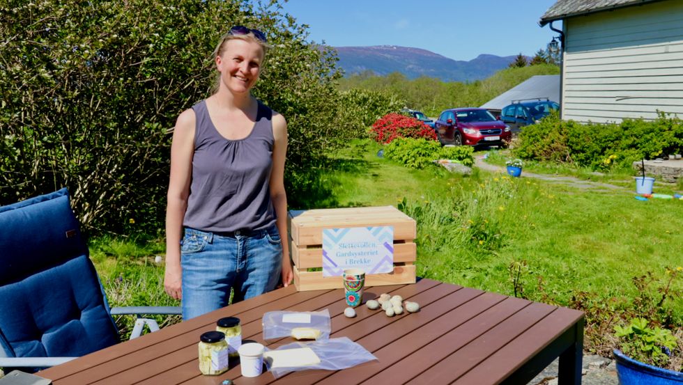 KORTREIST: Cathrine Waage Tveit nyttar mjølk frå kyrne på garden og urter frå eigen hage i osteproduksjonen.