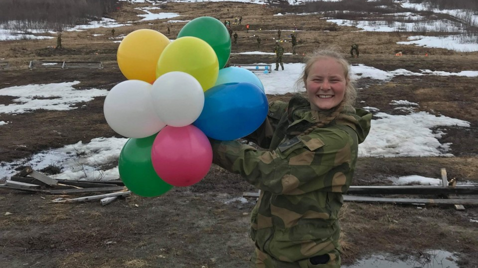 BARDUFOSS: Aina Kvam frå Jostedalen jobbar som lagførar i Hærens samband.
