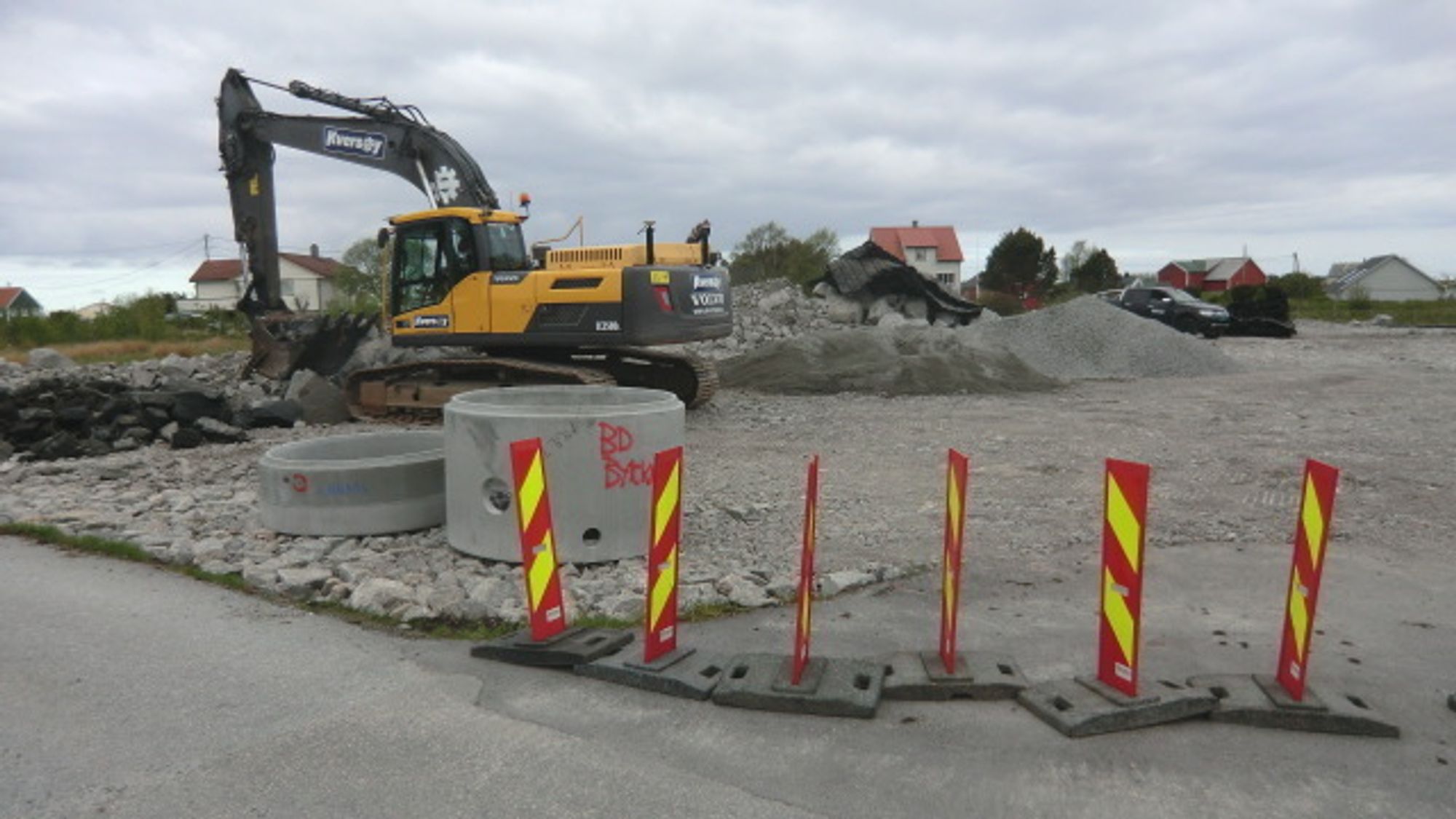 ARBEID: Arbeidet på tomta der den nye barnehagen på Byrknes skal komme er i full gang, og tomta er snart ferdig planert.