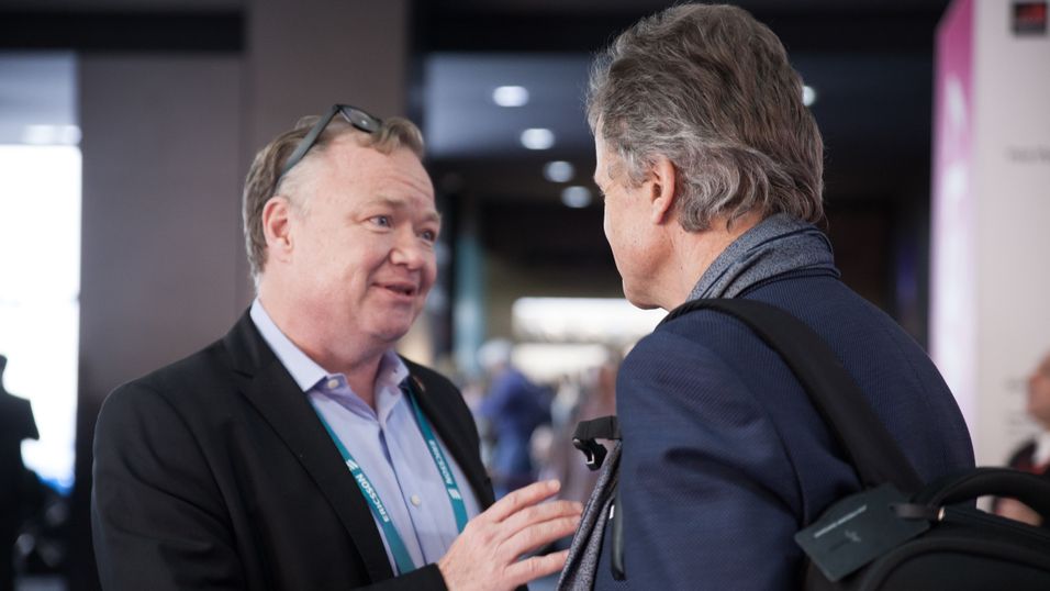 John Strand er teleanalytiker og daglig leder i Strand Consult. Her er han i samtale med tidligere Telenor-konsernsjef Jon Fredrik Baksaas under mobilkongressen i Barcelona 2017.