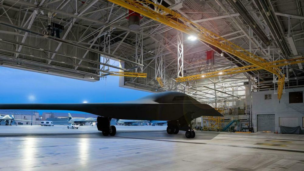 Kunstnerisk gjengivelse av B-21-flyet, plassert i en hangar på Ellsworth Air Force Base.