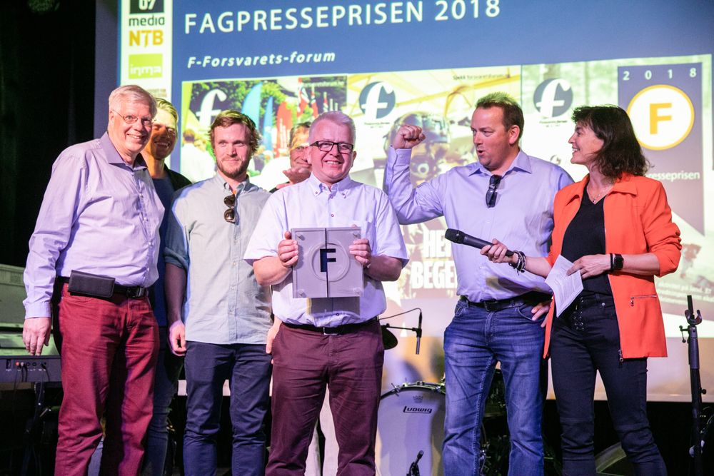 ARKIVBILDE: Forsvarets Forum stakk av med Fagpresseprisen 2018. Her ved tidligere redaktør Erling Eikli (t.v.), Ole Kåre Eide, Christian Nørstebø, Ole Asbjørn Fauske, redaktør Tor-Eigil Stordahl og Paal Ravnaas. Til høyre juryleder Kjersti Løken Stavrum, direktør i Stiftelsen Tinius.