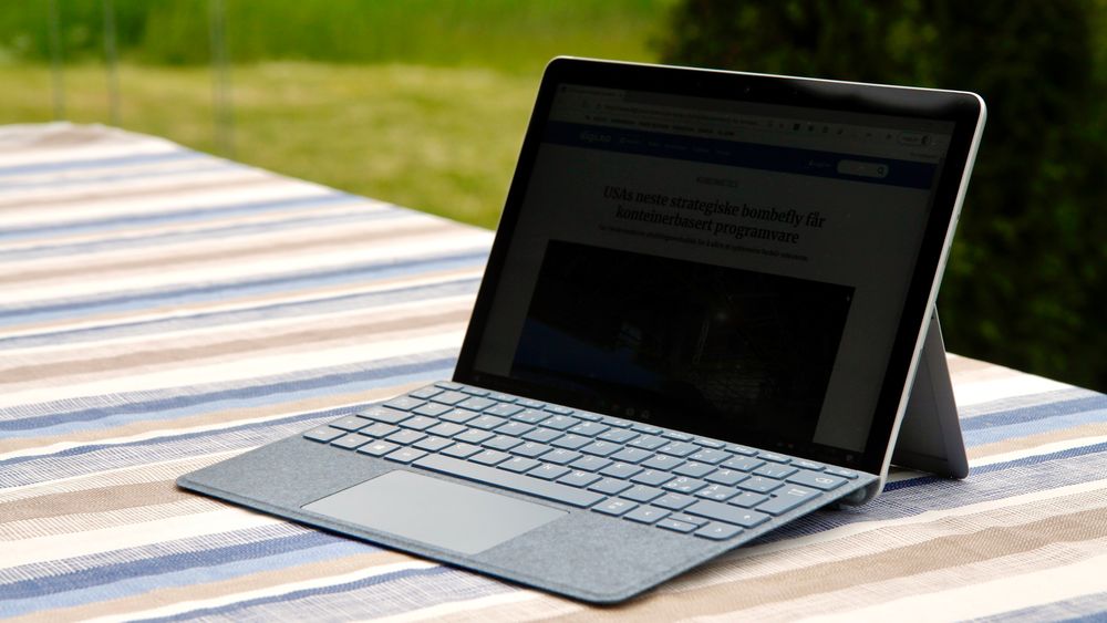 Microsoft Surface Go 2 er et lite og kompakt nettbrett. Med tastaturet, som er ekstrautstyr, er den en fullverdig PC – riktignok en noe treg PC.