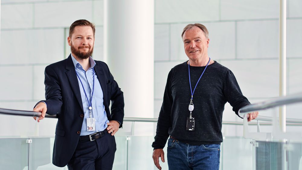 Selv om Globalconnect har egne datasentre kundene sine kan velge, er det ikke til å komme bort ifra at Microsoft har gode produkter kundene våre ønsker, sier produktsjef og sjef for kundekvalitet Martin Højriis Kristensen (til venstre). Her med kollega Sindre Urdal, produksjef for sky og sikkerhet.