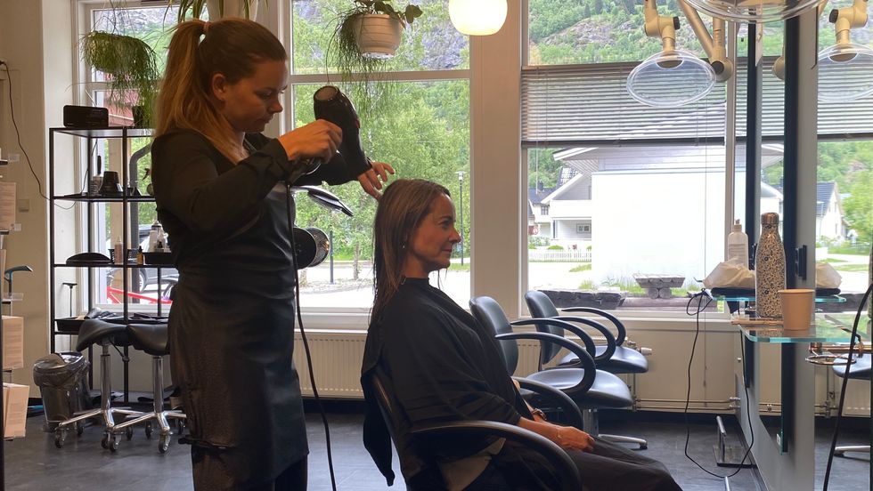 HJÅ FRISØREN: Stine Walderhaug tek seg av dagens siste kunde.