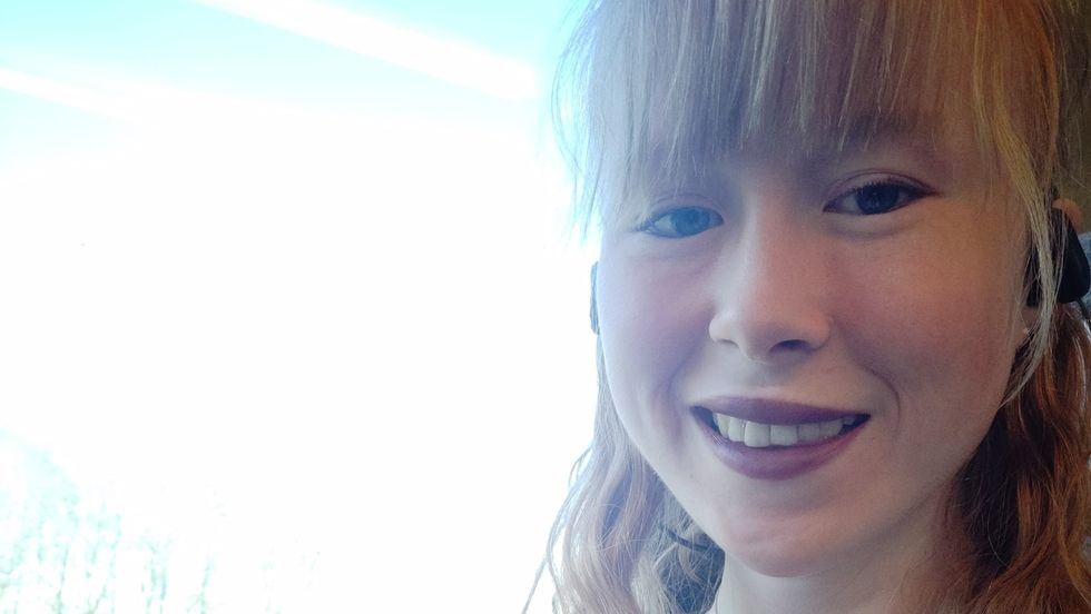 AKTIVISERER SEG INNE: Rut Sandnes Vold saknar mest å gå på kino og treningssenter, men likar fleire inneaktivitetar, som å lese, strikke, brodere og spele data.