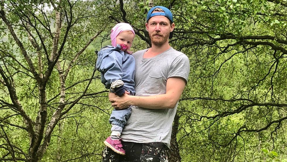 FANN HEIM: Tretten år tok det frå Øyvind Horge (36) flytta vekk frå Borgund til han fann vegen heim att. No er han og den vetle familien i ferd med å ta opp att sauedrifta som vart lagt ned på foreldregarden.