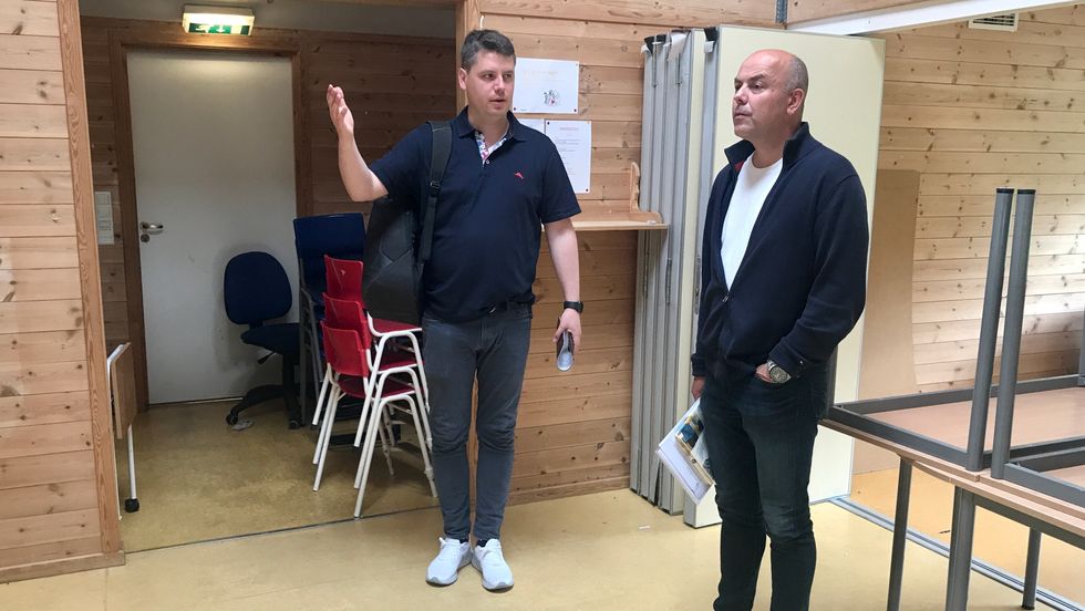 STORE PLANAR: Remi Solbakken gir ordførar Audun Mo ei omvising og innføring i planane.