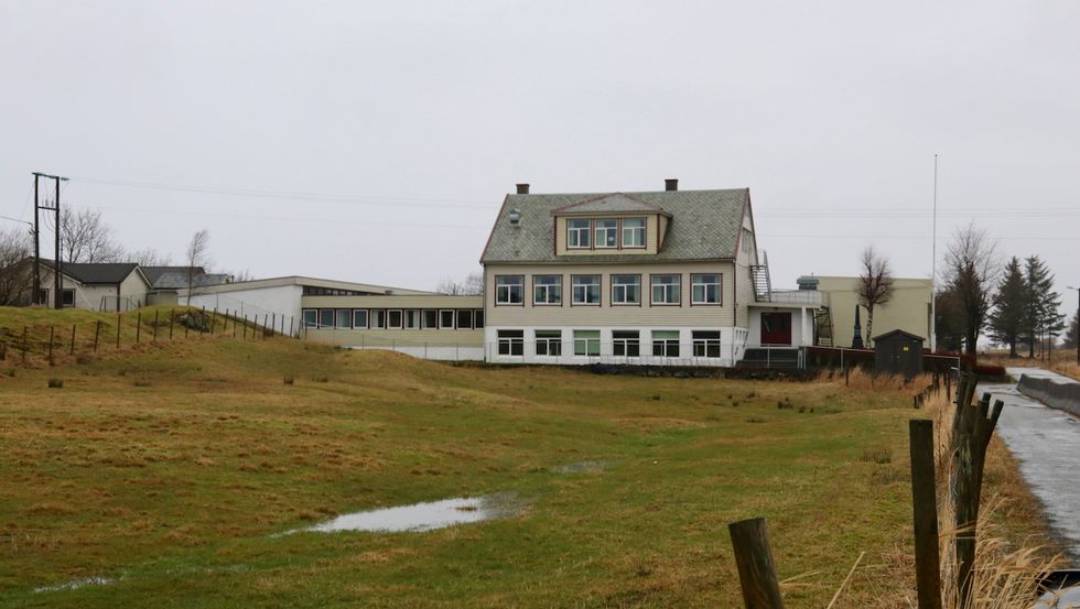 FÅR NY: Byrknes skule og barnehage får i november etter planen ny barnehage, som skal liggje nord for skulen.