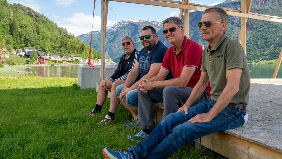KONSERT: Arve Lomheim, Lars Berge og Jakob Eiknes i Folk Flest gler seg til å spela konsert att. Arrangøren er Luster bygdalag, her representert med leiar Øystein Høyheim.