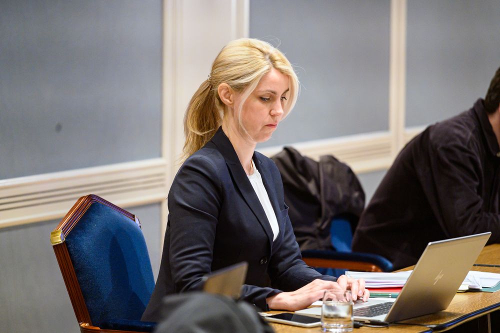Dagbladets sjefredaktør Alexandra Beverfjord i retten, der avisen og henne er saksøkt for ærekrenkelser.