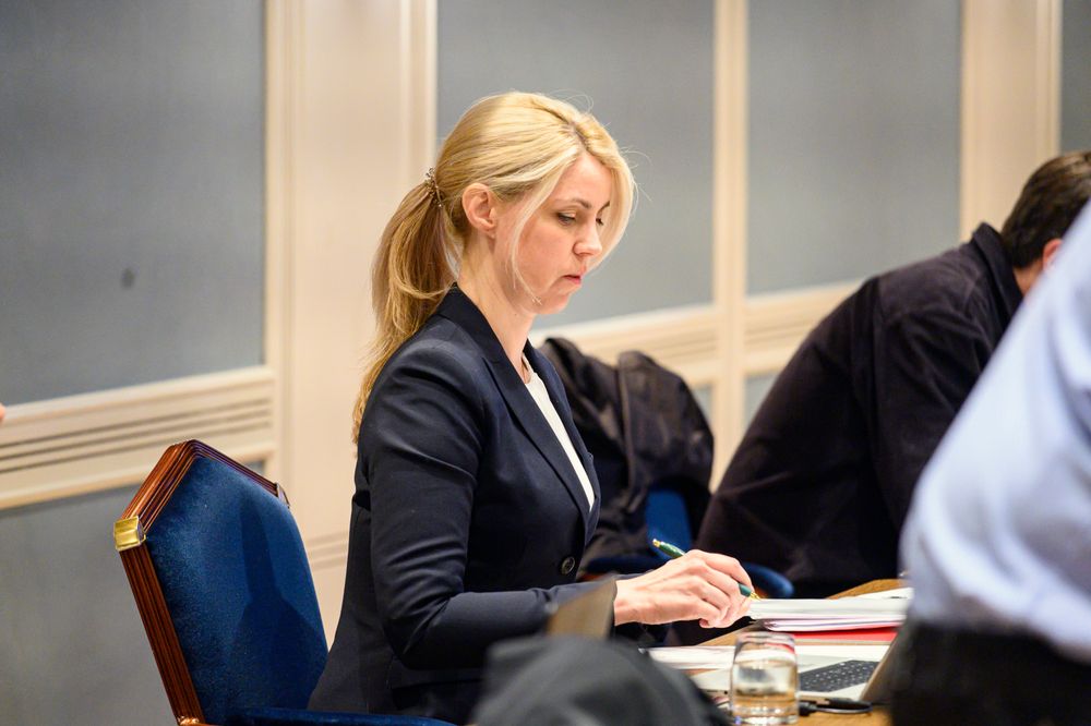 Dagbladets sjefredaktør Alexandra Beverfjord i retten, der avisen og henne er saksøkt for ærekrenkelser.